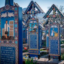 Fröhlicher Friedhof in Rumänien – Geschichten auf Holz