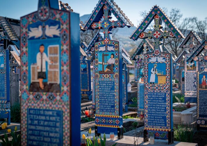 Bunte Holzkreuze auf dem fröhlichen Friedhof in Săpânța in Rumänien