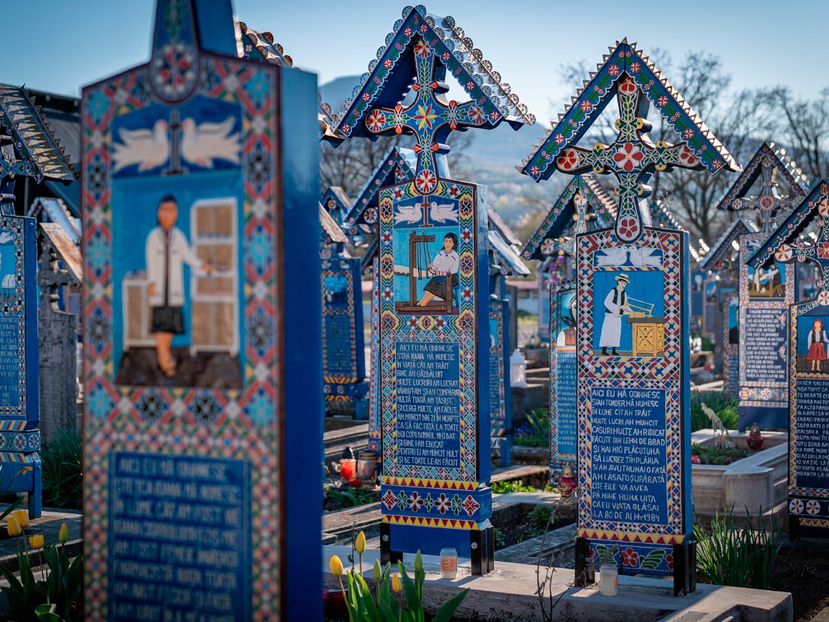 Bunte Holzkreuze auf dem fröhlichen Friedhof in Săpânța in Rumänien