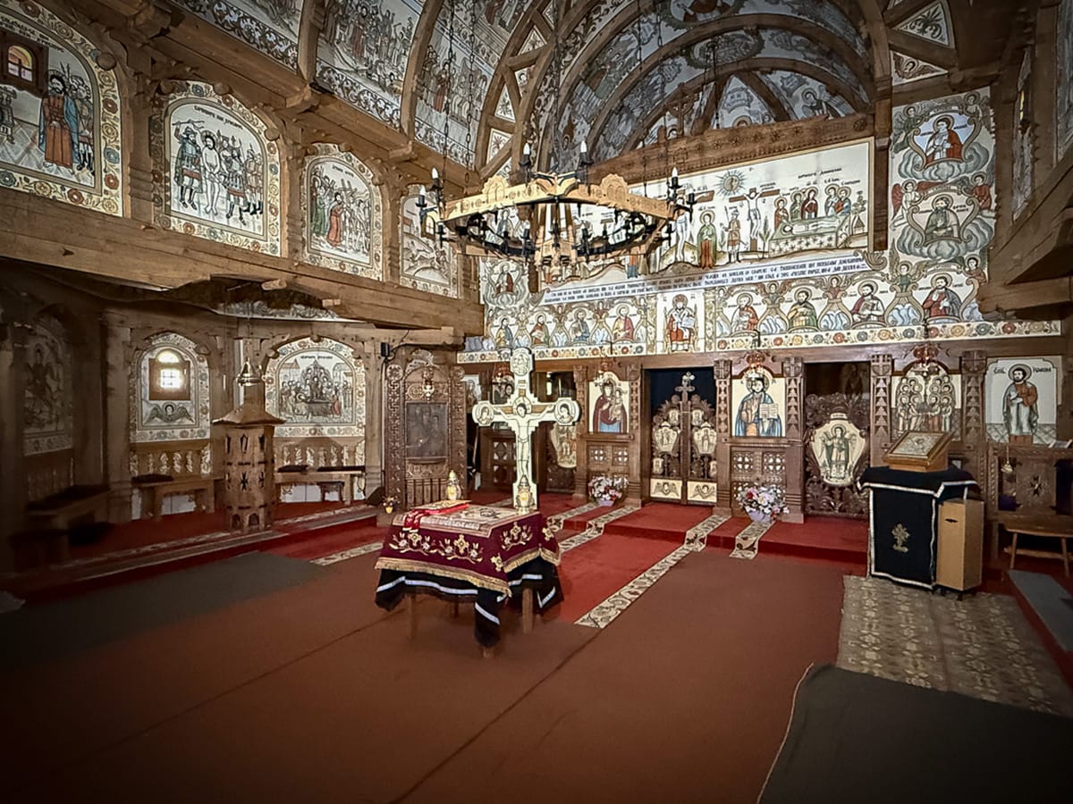Innenraum der 57 Meter hohen Klosterkirche „Biserica Soborul Sfinților Apostoli“ in Bârsana