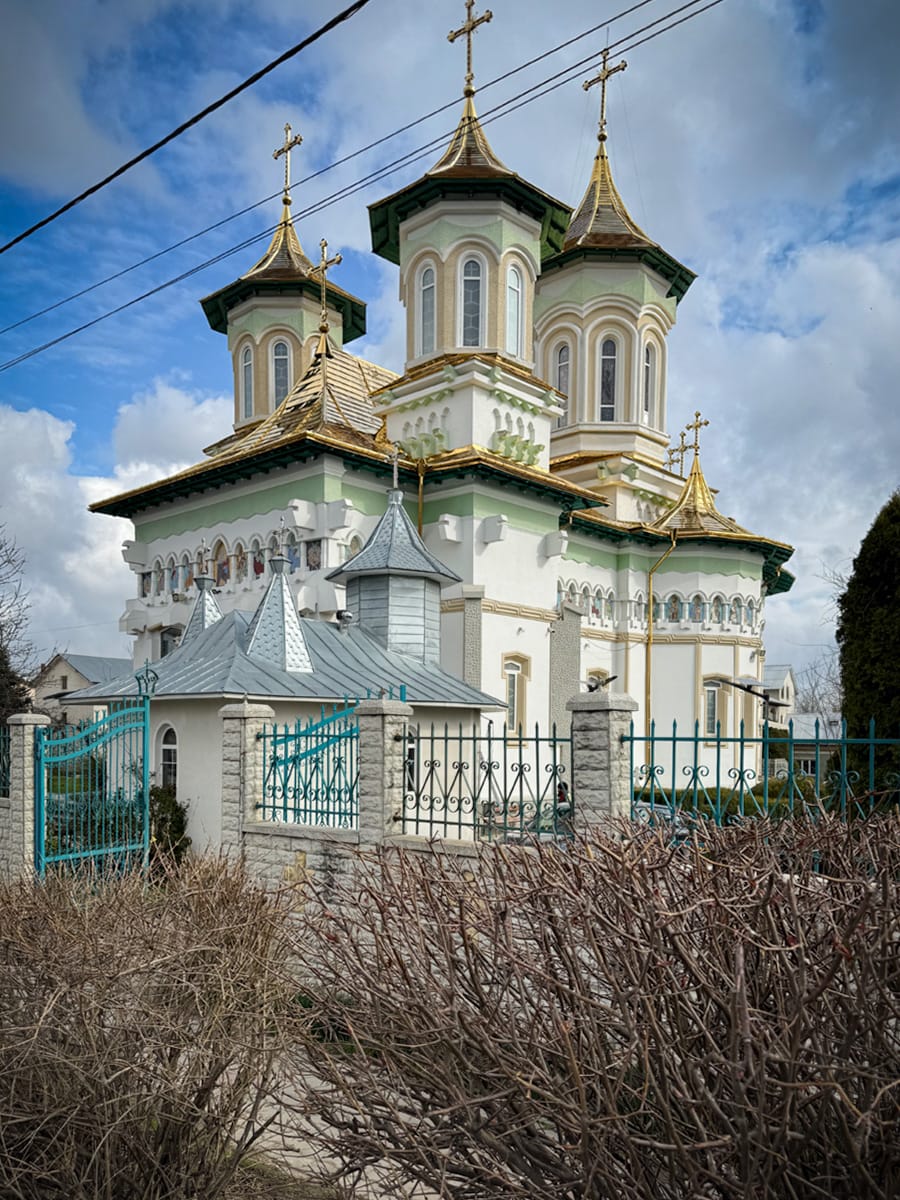 orthodoxe Kirche in Boroaia mit goldenem Dach und goldenen Türmen