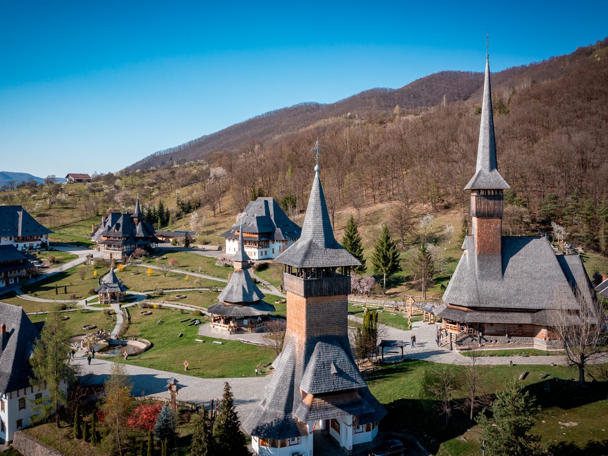 Kloster Bârsana mit Holzkirchen und Türmen in Maramureș aus erhöhter Perspektive