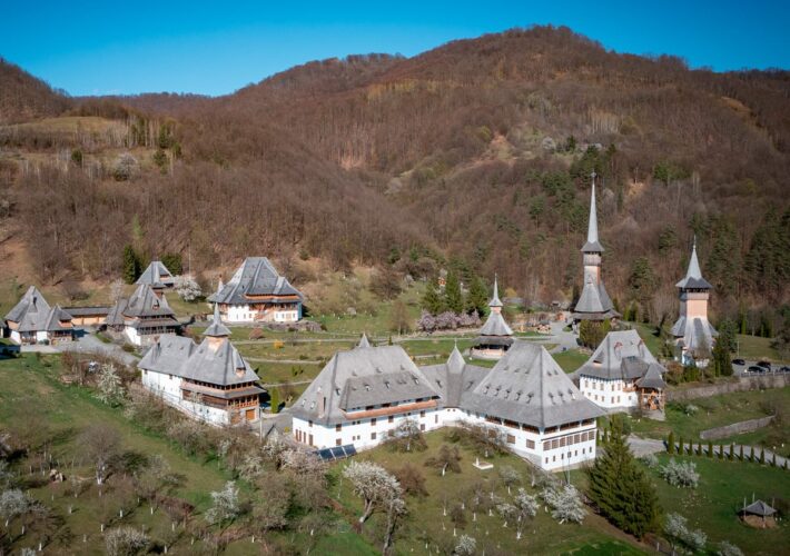 Kloster Bârsana in Maramureș aus der Luft mit Holzkirchen und Klosteranlage