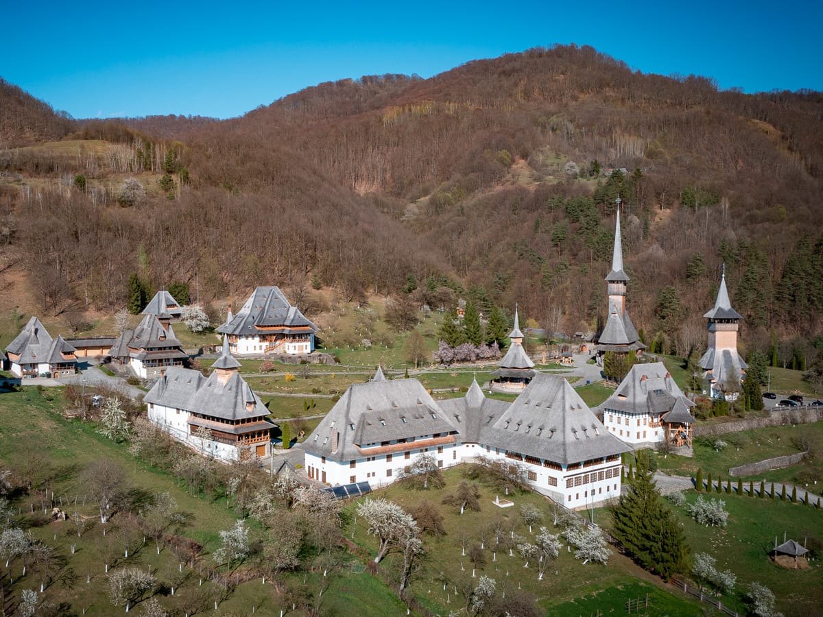 Kloster Bârsana in Maramureș aus der Luft mit Holzkirchen und Klosteranlage