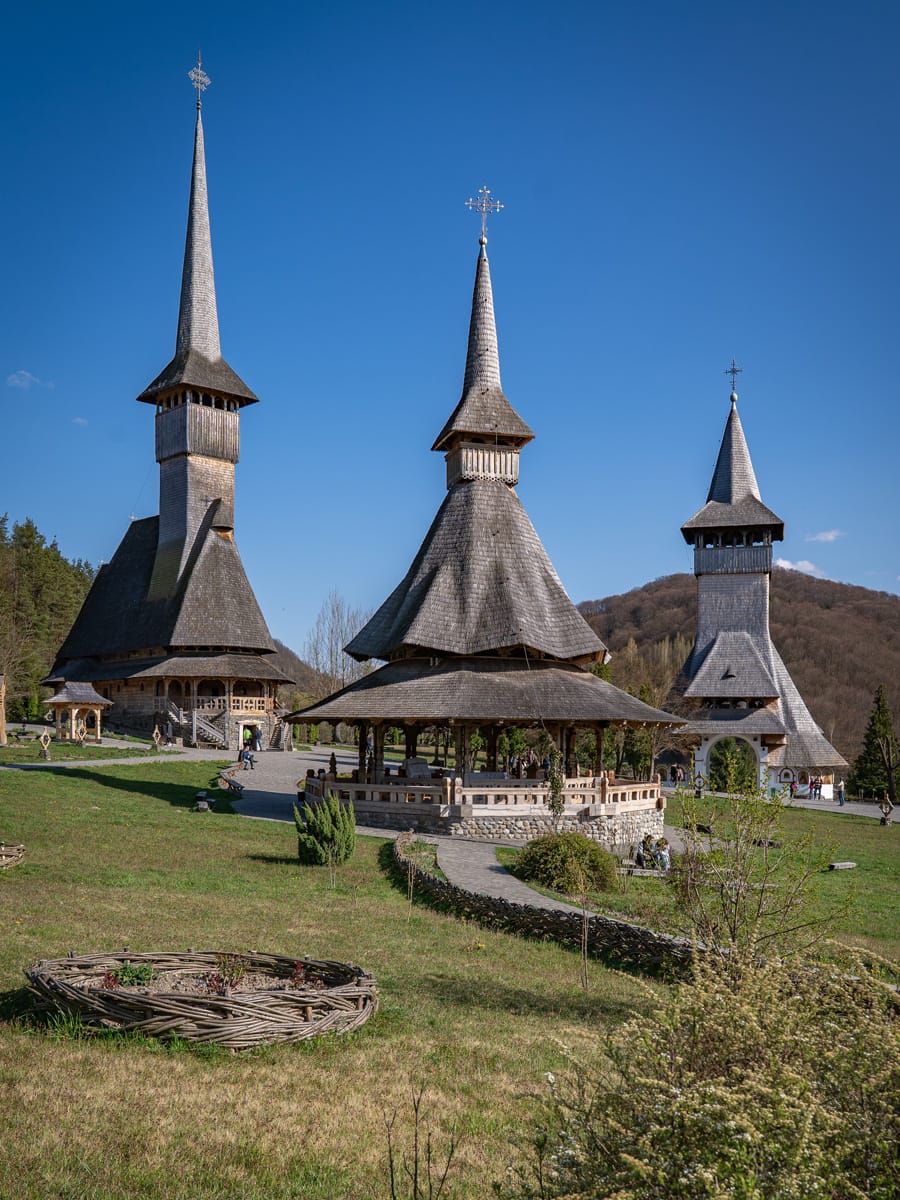 Holzkirchen, Glockenturm und Sommeraltar des Klosters Bârsana in der rumänischen Region Maramureș