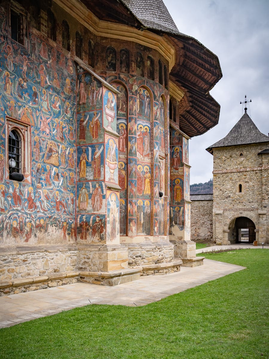 Außenfresken am Kloster Moldovița mit detailreichen religiösen Darstellungen