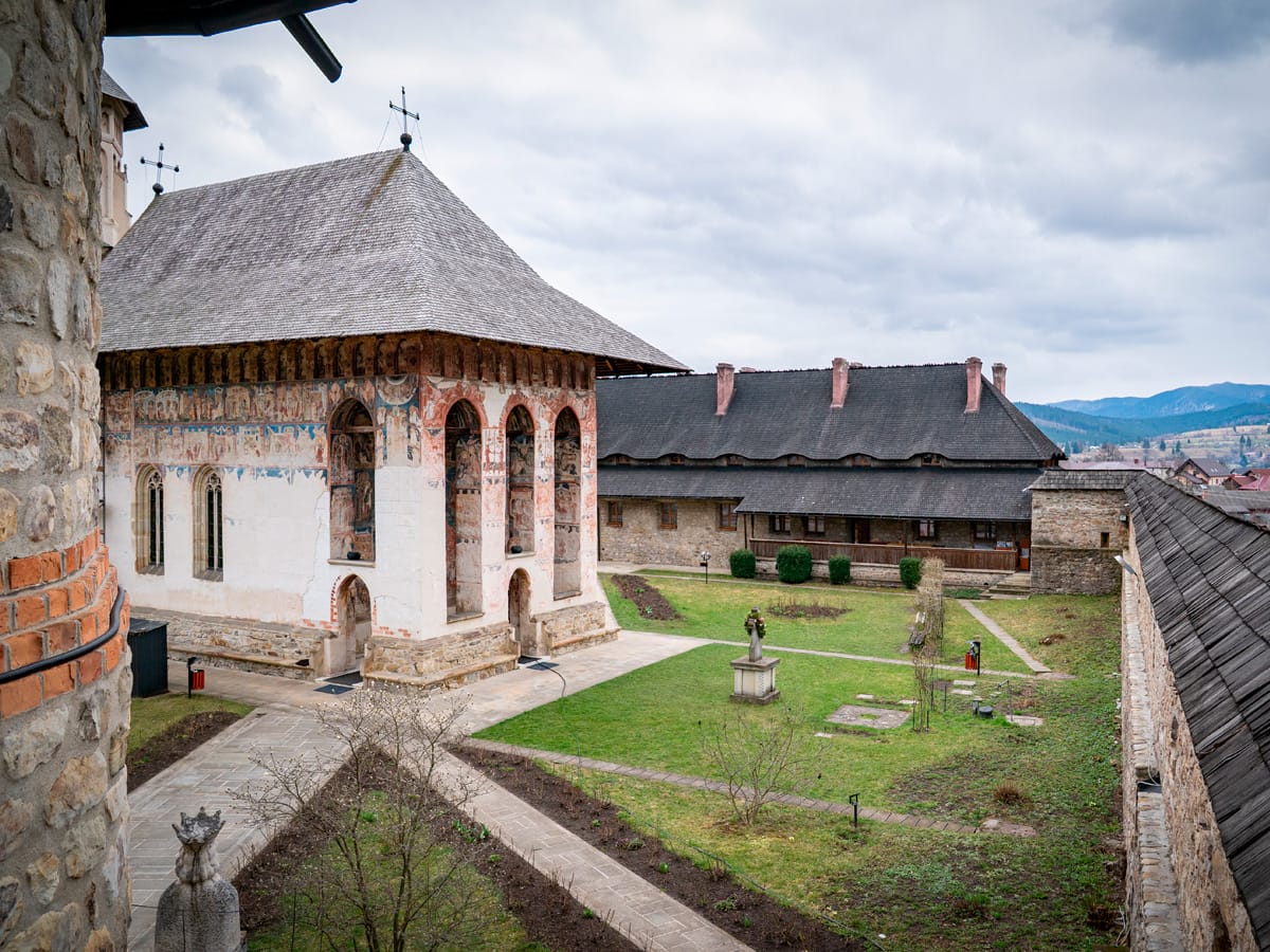 Innenhof des Klosters Moldovița mit Blick auf die Klosterkirche