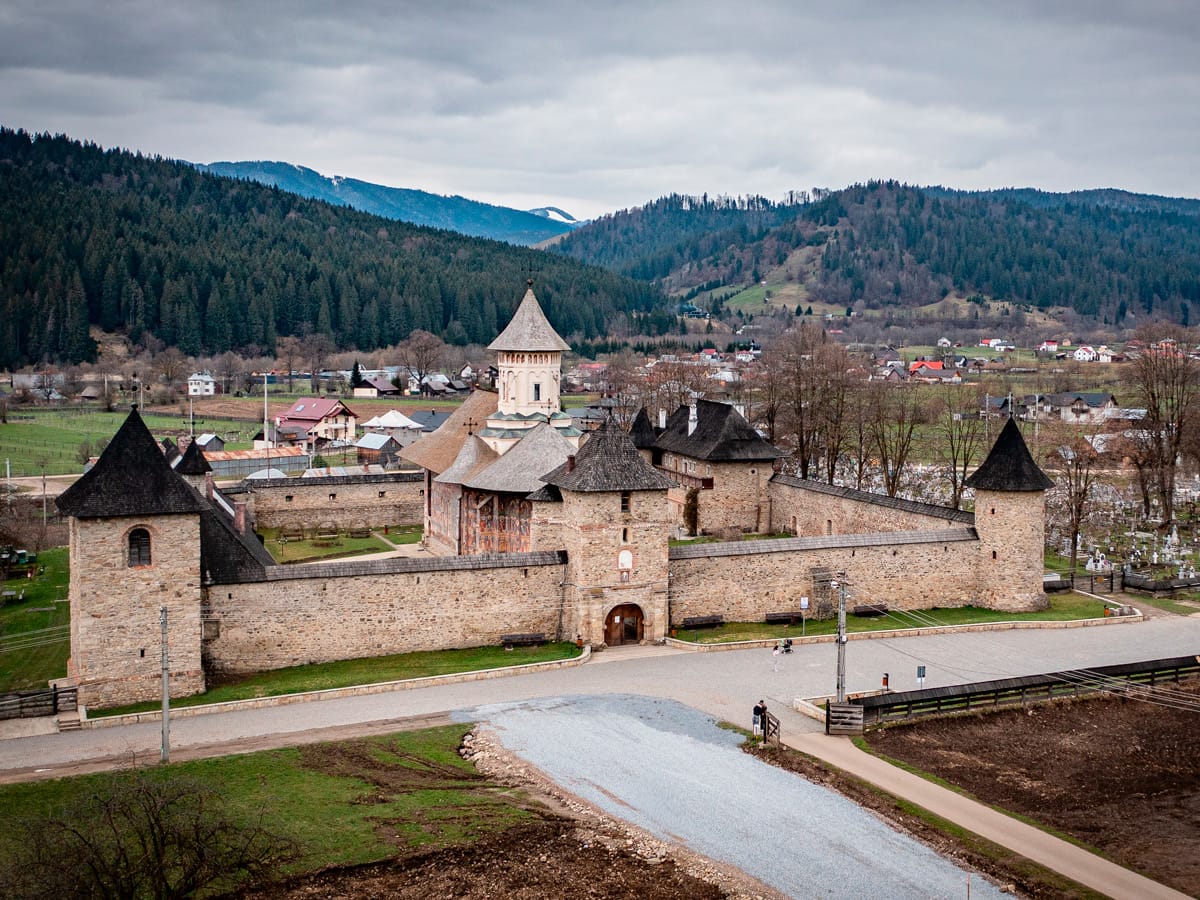 Luftaufnahme des Klosters Moldovița mit Mauern und Türmen in der Bukowina