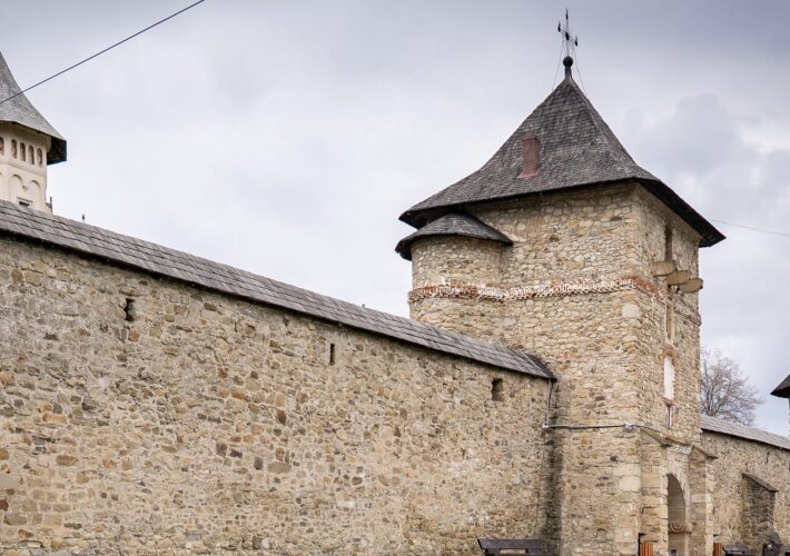Kloster Moldovița mit massiver Mauer und Wehrtürmen in der Bukowina