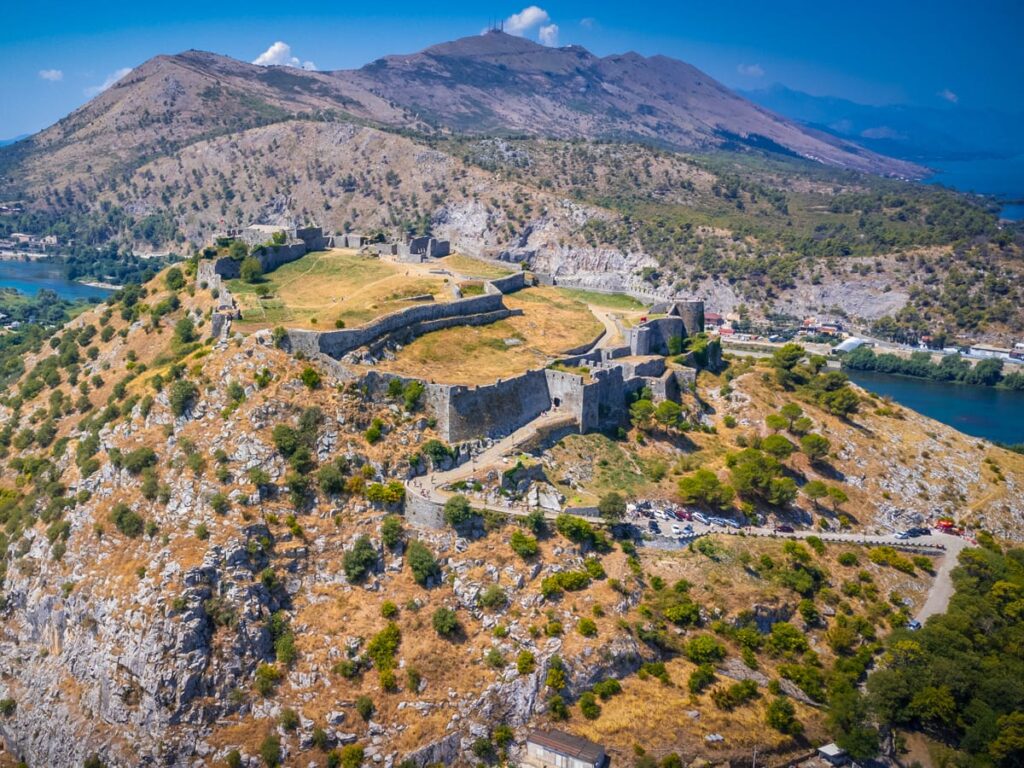 Luftaufnahme der Burg von Shkodra auf einem Hügel über der Landschaft Nordalbaniens