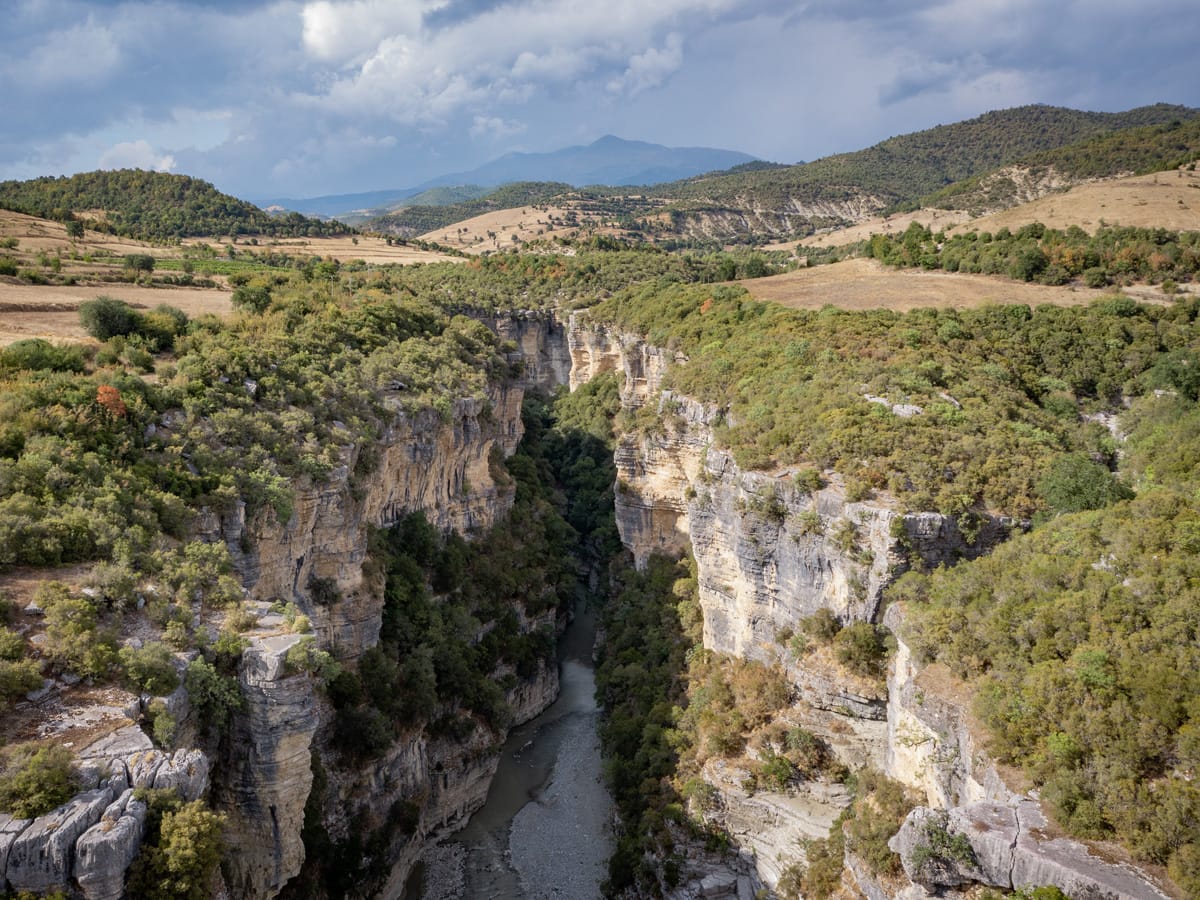 Luftaufnahme des Osumi-Canyons in Albanien mit tief eingeschnittener Schlucht und Flusslauf