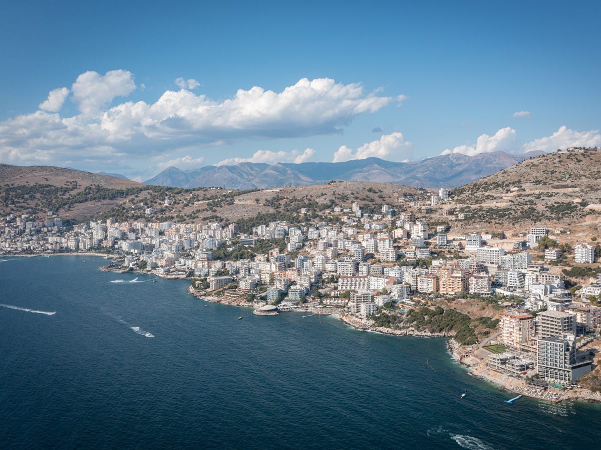 Luftaufnahme von Saranda an der Albanischen Riviera mit Küstenstadt und Ionischem Meer