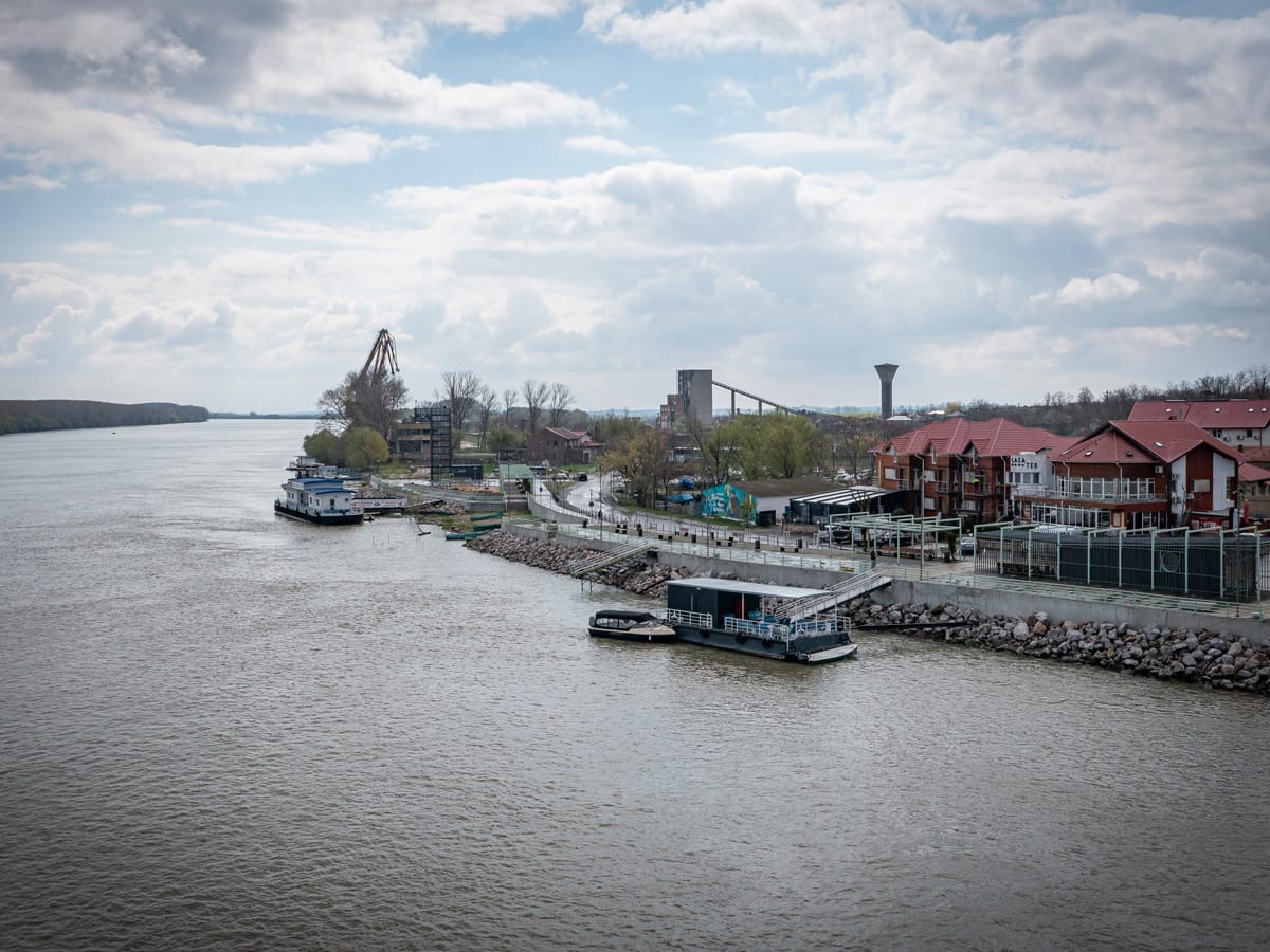 Luftaufnahme von Mahmudia an der Donau mit Anleger und Hotel am Ufer