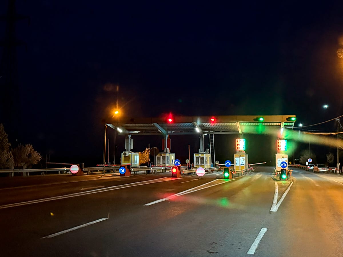 Mautstation an der Donaubrücke bei Nacht in Rumänien