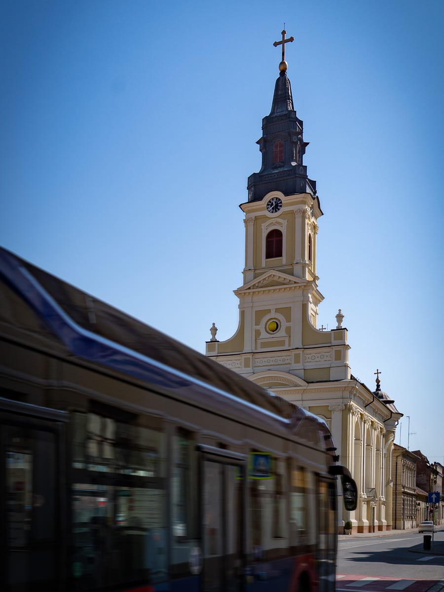Mondkirche in Oradea mit Bus im Vordergrund und Mondkugel am Turm