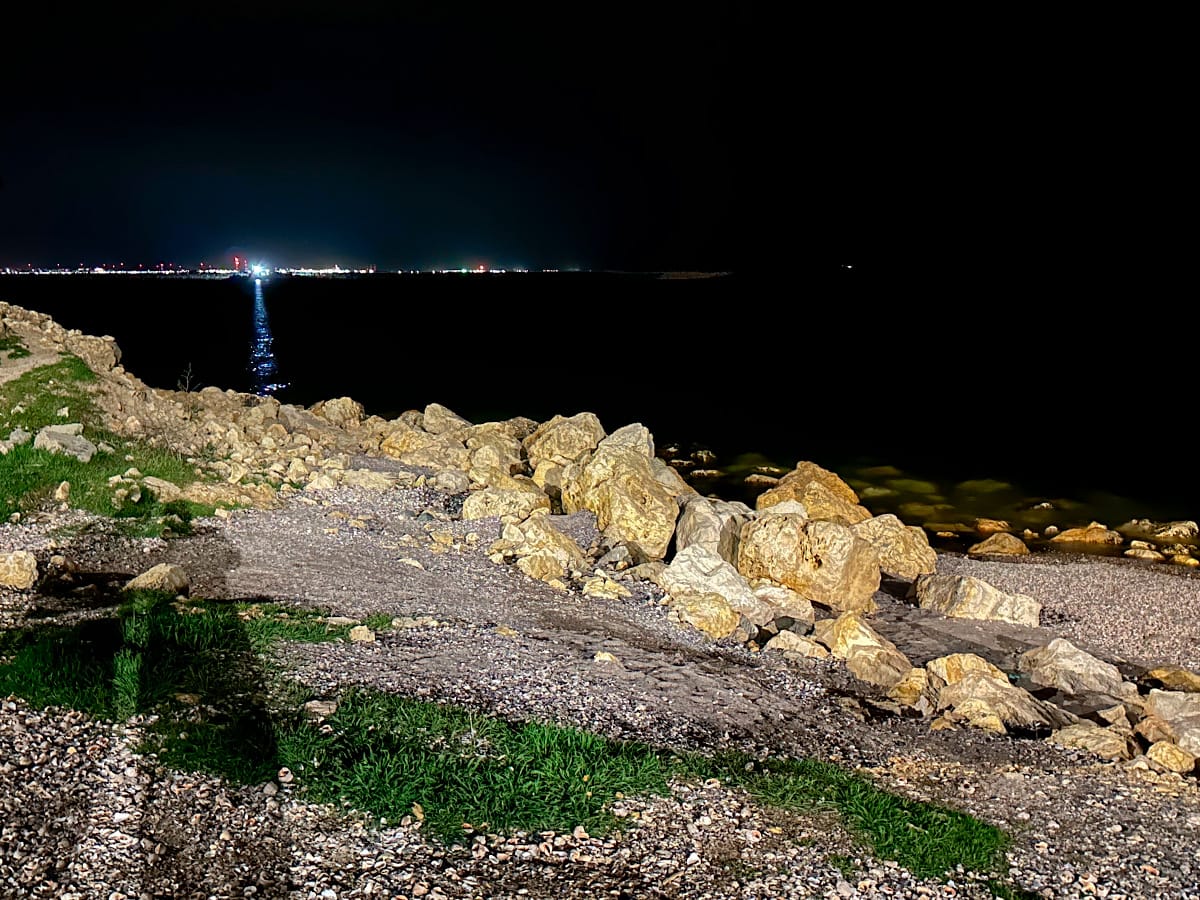 Nachtaufnahme am Schwarzen Meer mit zwei Schatten am Strand bei Constanța