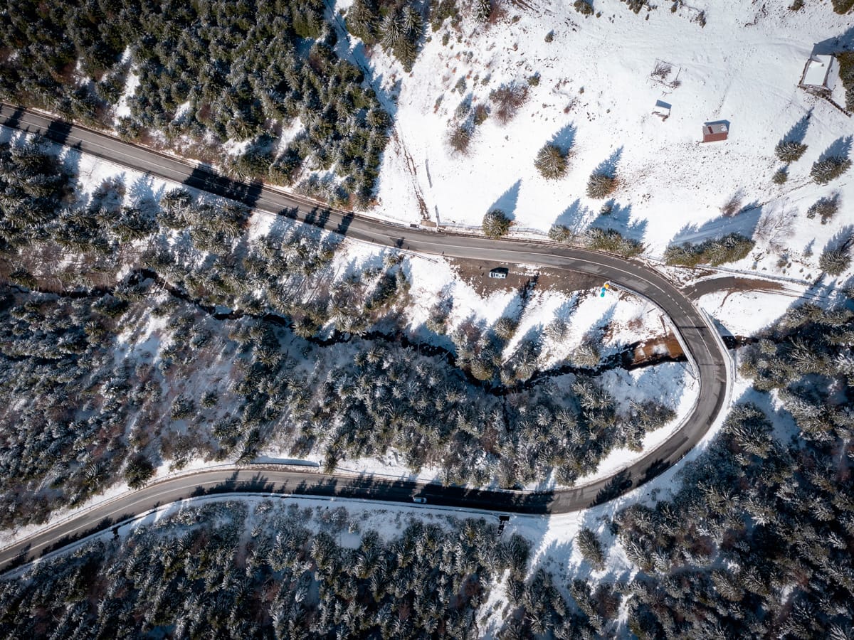 Serpentinen am Pasul Prislop mit Camper auf der Straße aus der Luft