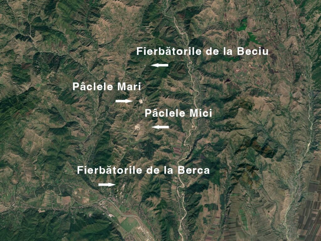 Schlammvulkane bei Berca in Rumänien von Süden nach Norden mit Pâclele Mari, Pâclele Mici und Beciu auf Satellitenbild
