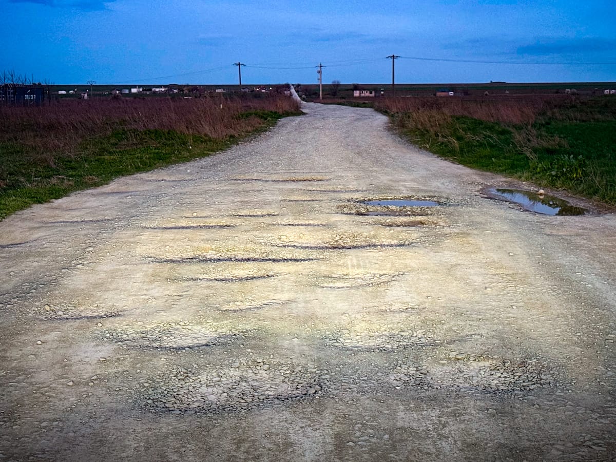 Schotterweg am Schwarzen Meer beim Start Richtung Donaudelta