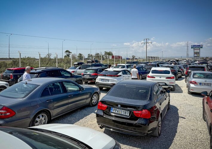 Fahrzeuge warten im Sommerstau auf dem Schotterplatz am Grenzübergang İpsala–Kipi zwischen Türkei und Griechenland