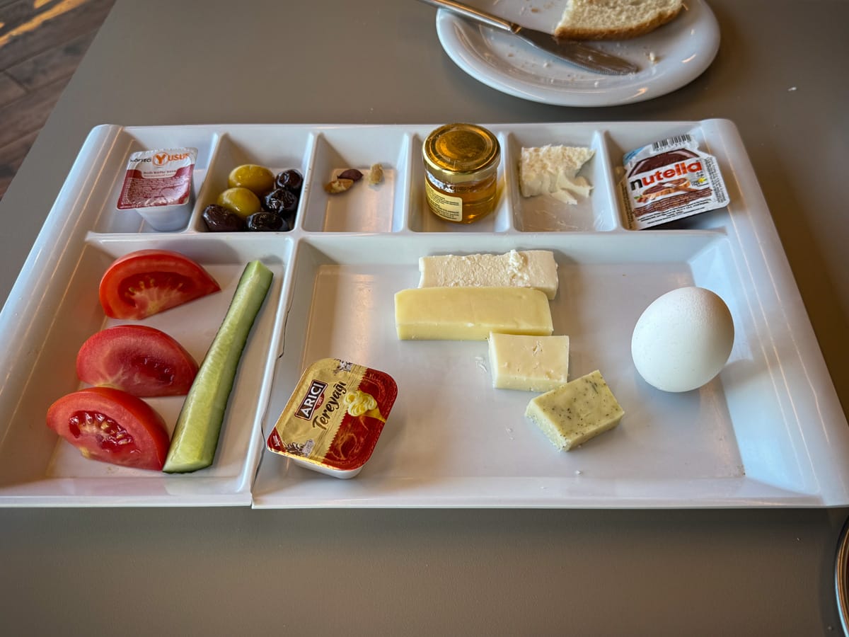 Frühstück auf einer türkischen Raststätte nahe der griechischen Grenze mit Käse, Oliven, Ei, Tomaten und Nutella