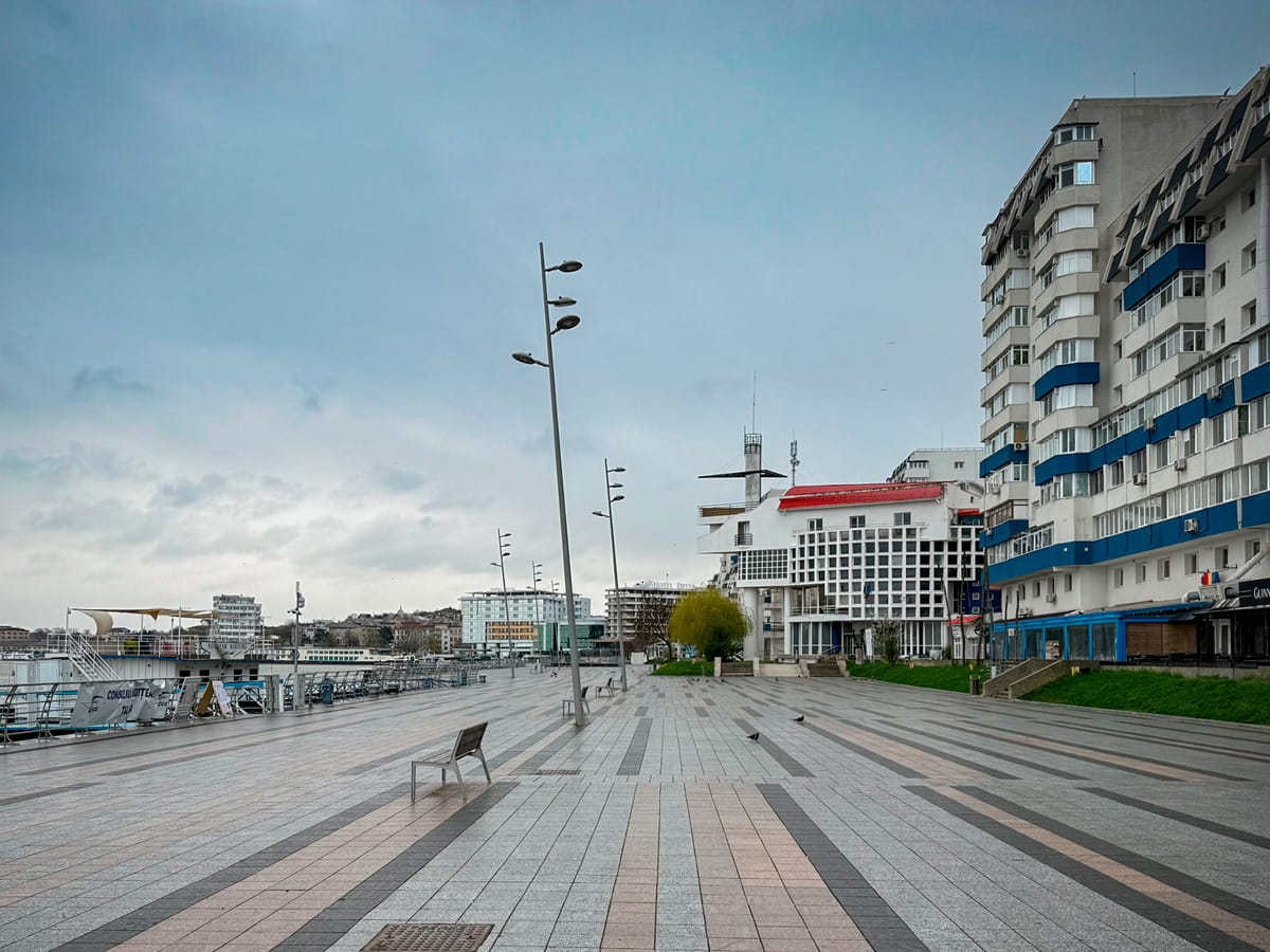 Leere Promenade am Hafen von Tulcea im Donaudelta bei bewölktem Wetter