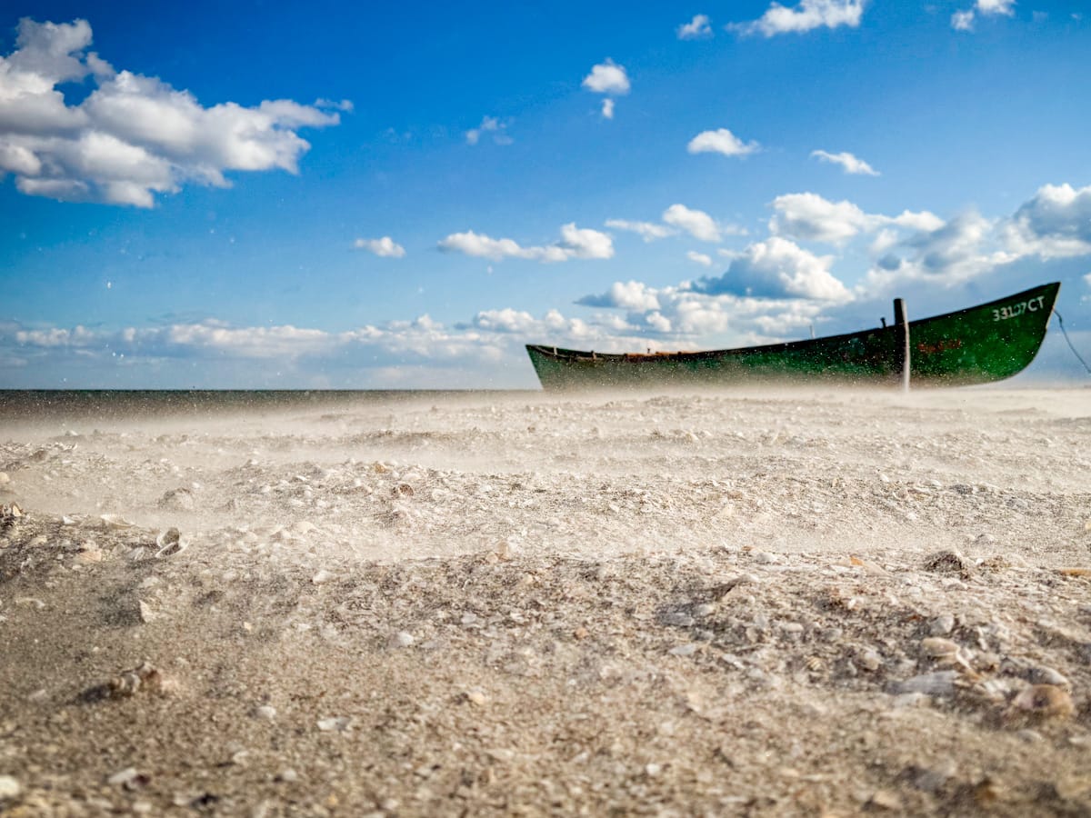 Starker Wind treibt Sand über den Strand bei Corbu am Schwarzen Meer
