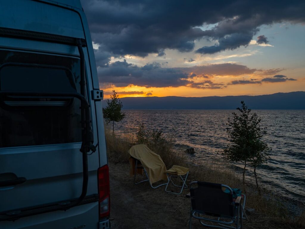 Wohnmobil am Ohridsee in Albanien während des Sonnenuntergangs direkt am Ufer