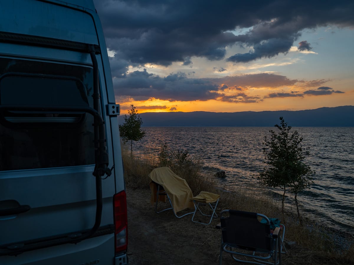 Wohnmobil am Ohridsee in Albanien während des Sonnenuntergangs direkt am Ufer
