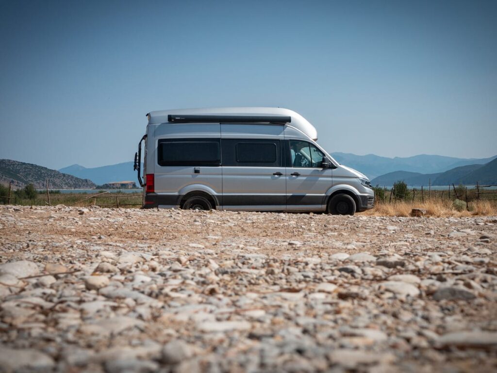 Wohnmobil am Prespasee in Albanien nach der ersten Nacht der Reise