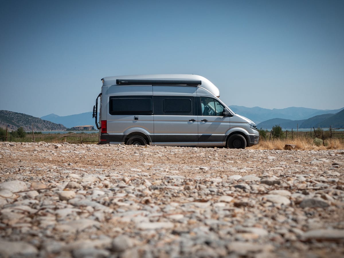 Wohnmobil am Prespasee in Albanien nach der ersten Nacht der Reise