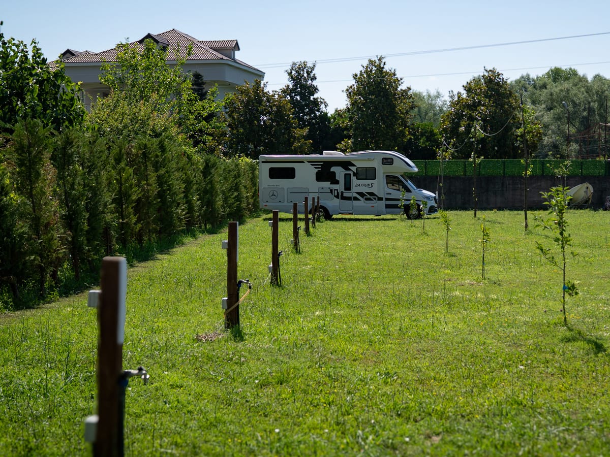 Stellplatz auf dem Campingplatz Two Rivers in Shkodra mit Strom- und Wasseranschlüssen an jedem Platz