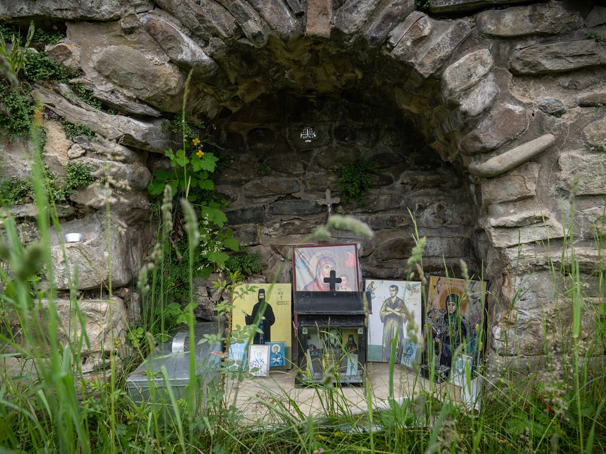Ikonen und Kerzen in der Ruine des ursprünglichen Klosters Moldovița