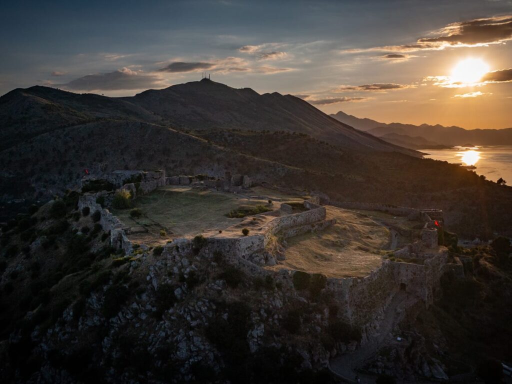 Burg Rozafa bei Sonnenuntergang über dem Skutarisee in Shkodra, Albanien