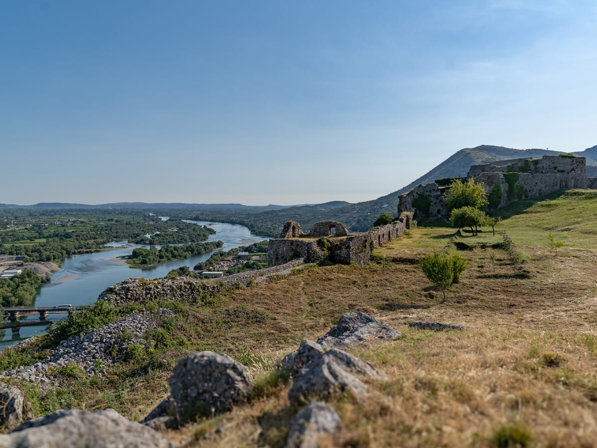 Ruinen der Burg Rozafa oberhalb des Drin mit Blick über die Flusslandschaft bei Shkodra.