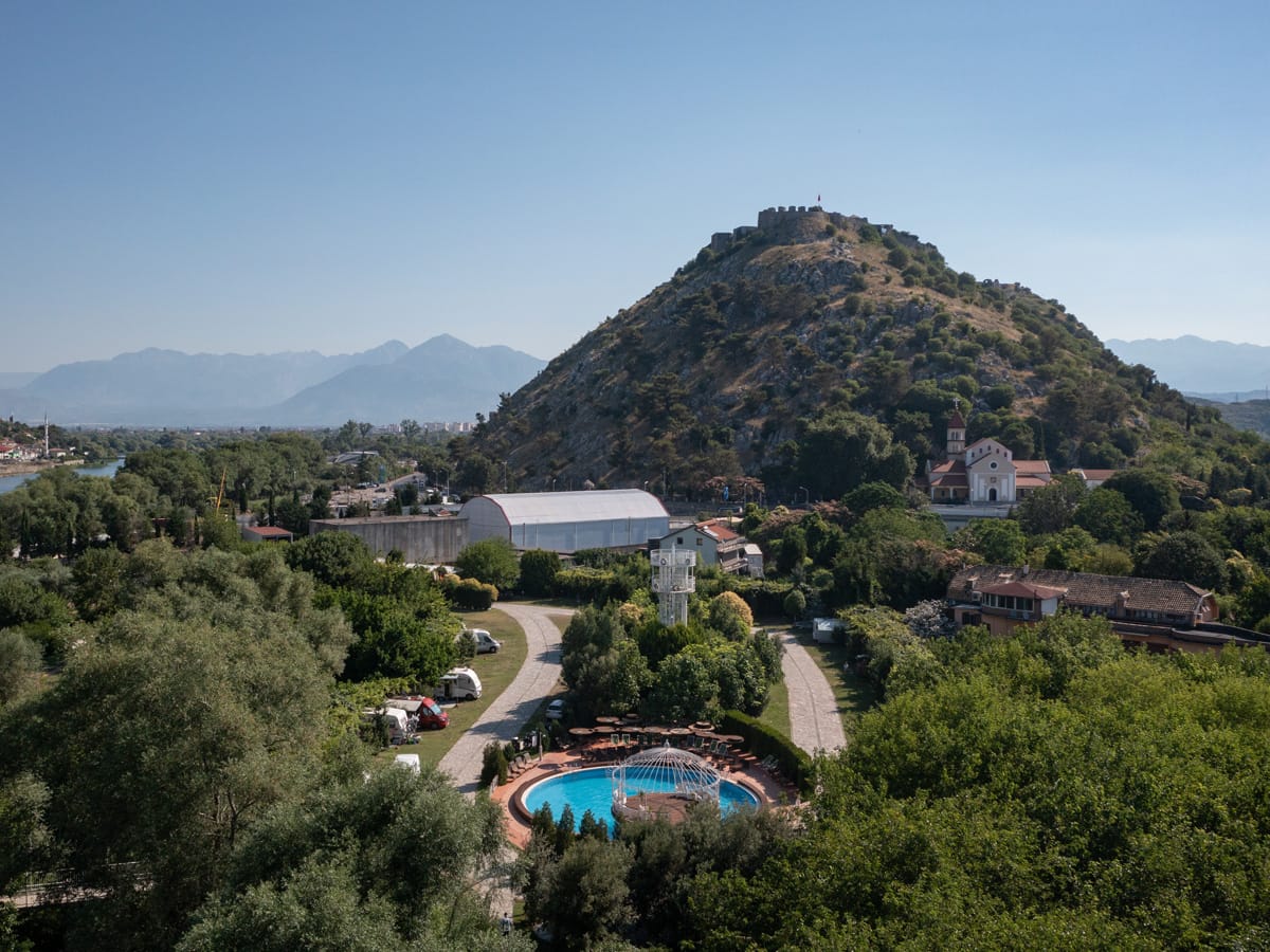 Camping Legjenda mit Pool und Burg Rozafa in Shkodra, Albanien