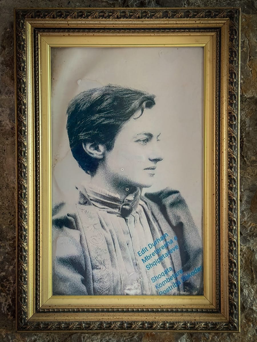 Gerahmtes Porträt der britischen Anthropologin Edith Durham im Ethnografischen Museum von Postribë in Nordalbanien.