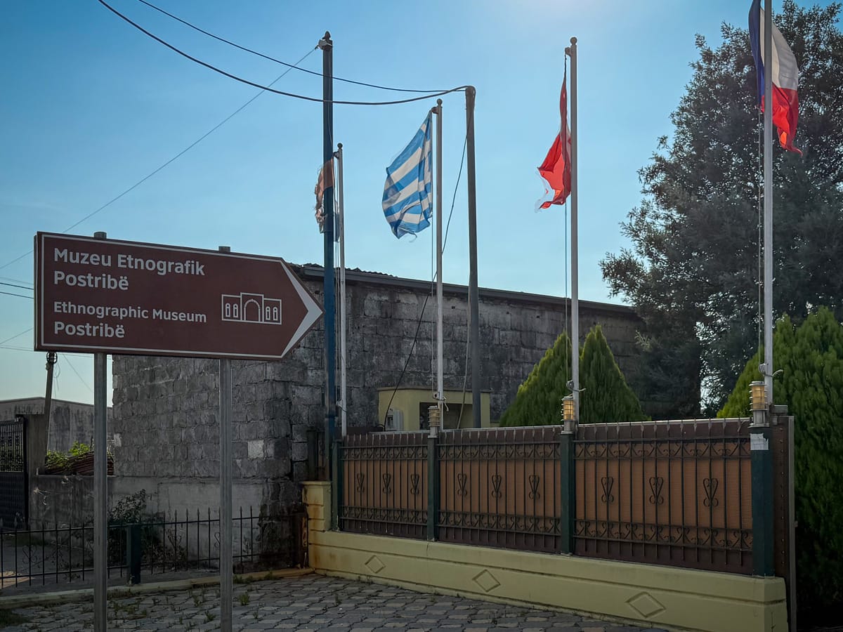 Wegweiser zum ethnografischen Museum von Postribë bei Shkodra in Nordalbanien