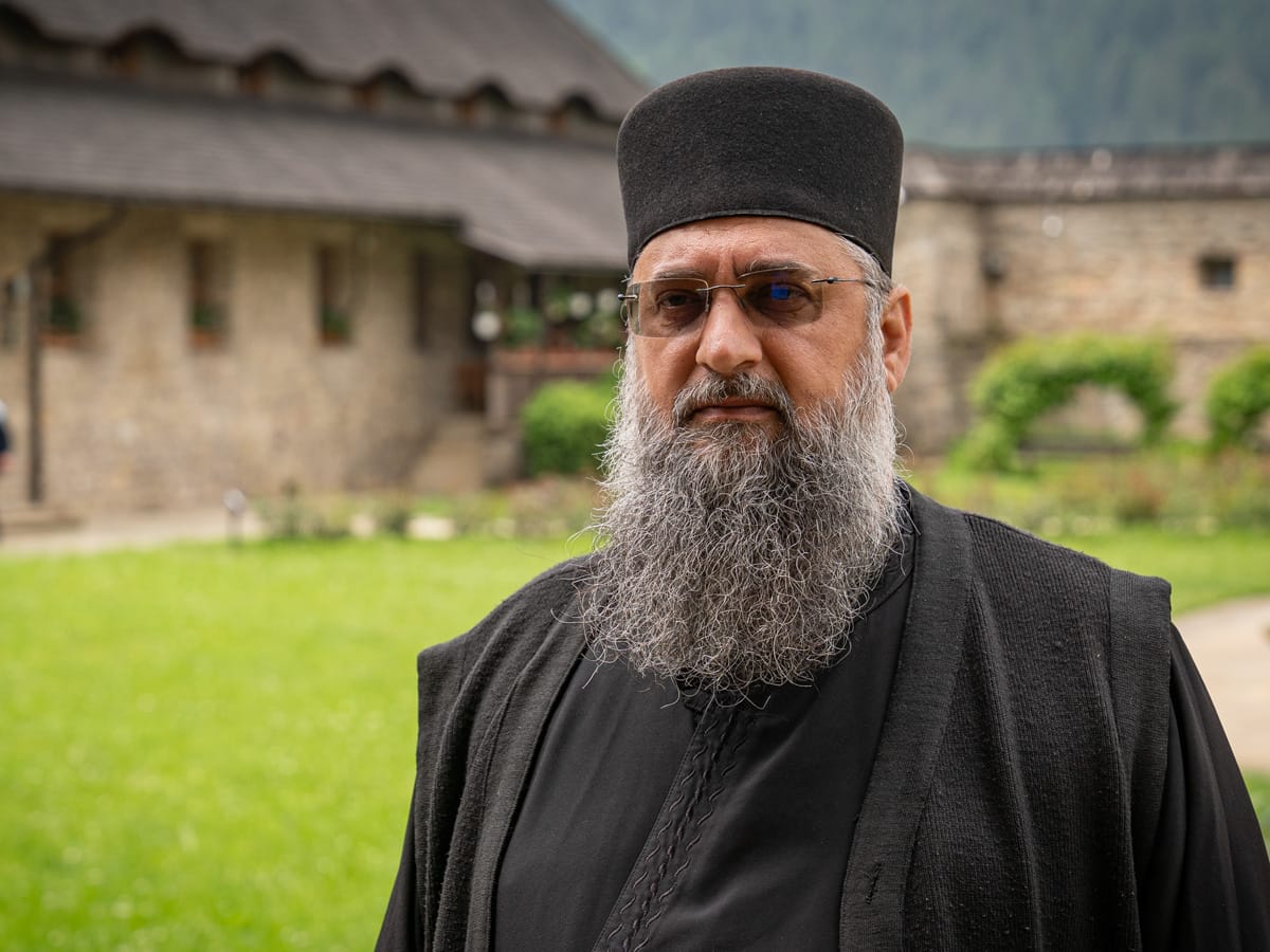 Orthodoxer Hieromonach im Innenhof des Klosters Moldovița