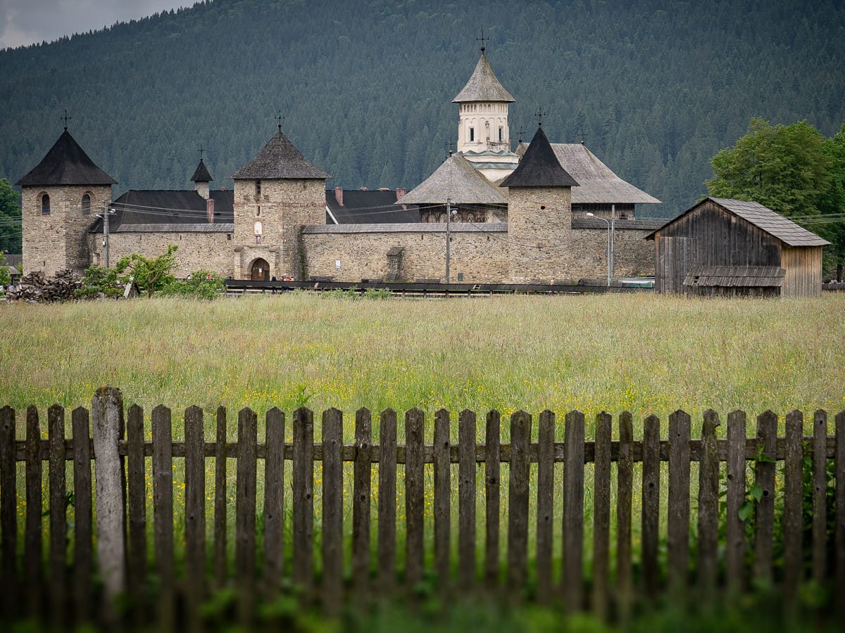 Außenansicht des Klosters Moldovița mit Wehrmauer und Türmen