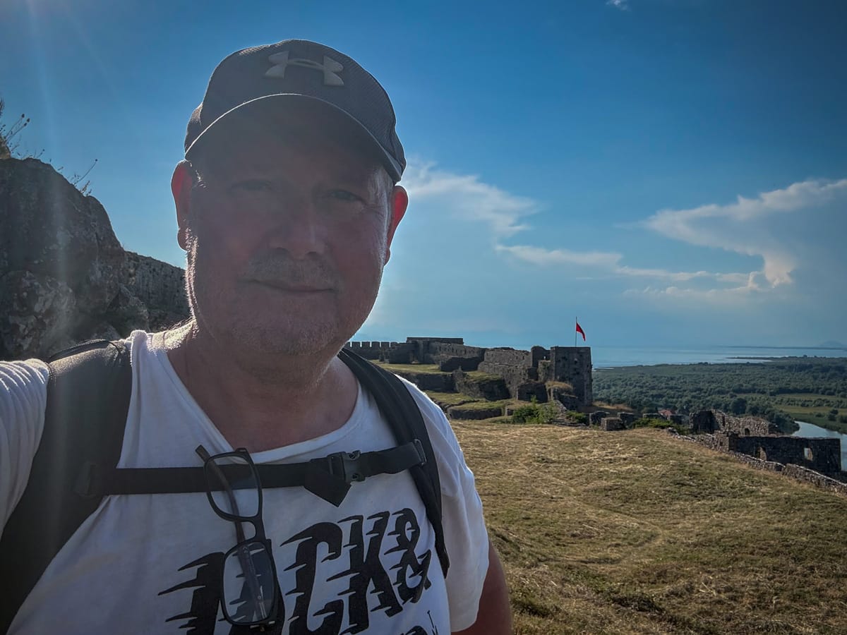 Mario auf der Burg Rozafa in Shkodra nach einem heißen Sommertag mit Blick über die Festungsanlage.