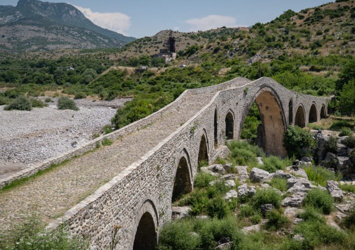 Historische osmanische Mes-Brücke bei Postribë in Nordalbanien mit ihren charakteristischen Steinbögen über dem Flussbett.