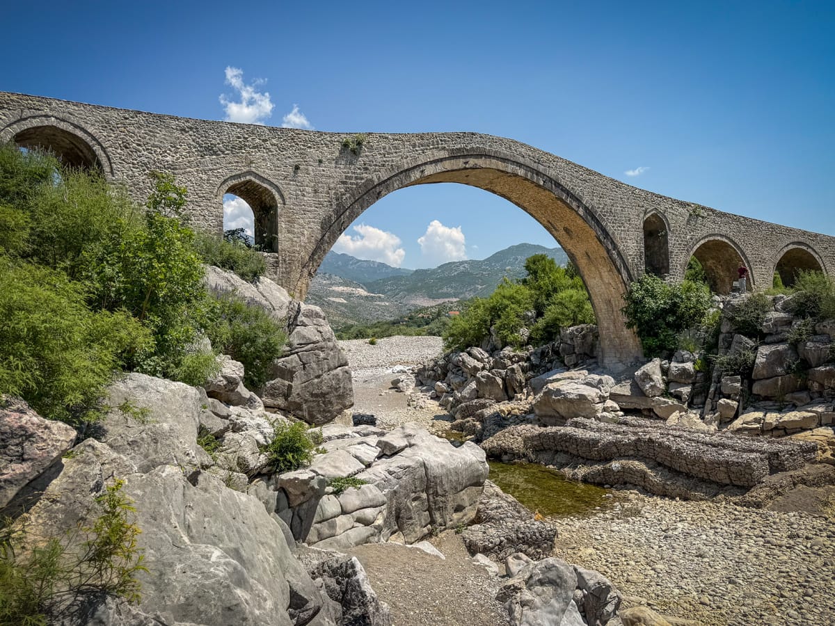 Mes-Brücke (Ura e Mesit) bei Shkodra mit ihren 13 Steinbögen über dem Kir-Fluss