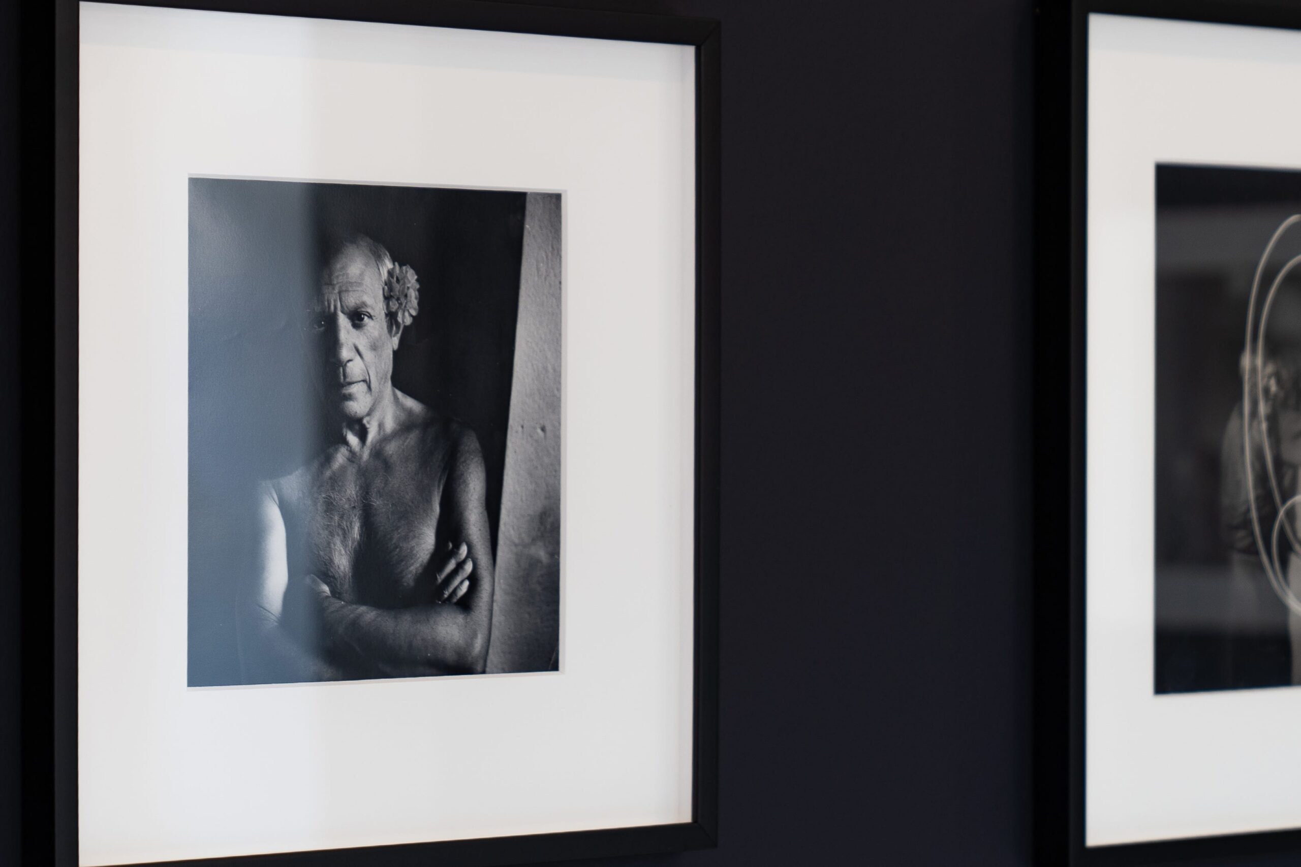 Porträt von Pablo Picasso aus dem Jahr 1949, fotografiert von Gjon Mili, ausgestellt im Marubi-Museum in Shkodra