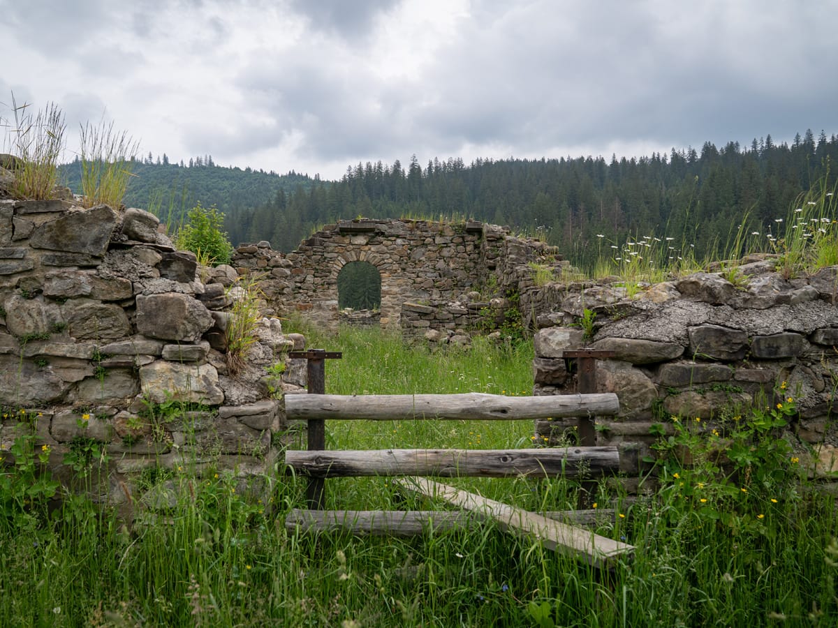 Eingang zur Ruine des ursprünglichen Klosters Moldovița