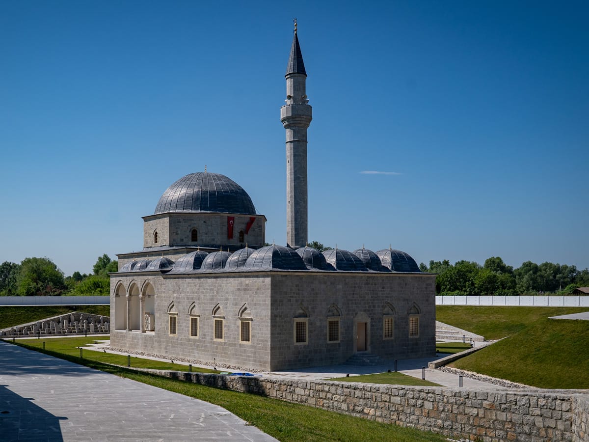 Restaurierte Bleimoschee (Xhamia e Plumbit) mit Minarett und mehreren Kuppeln bei Shkodra in Nordalbanien.