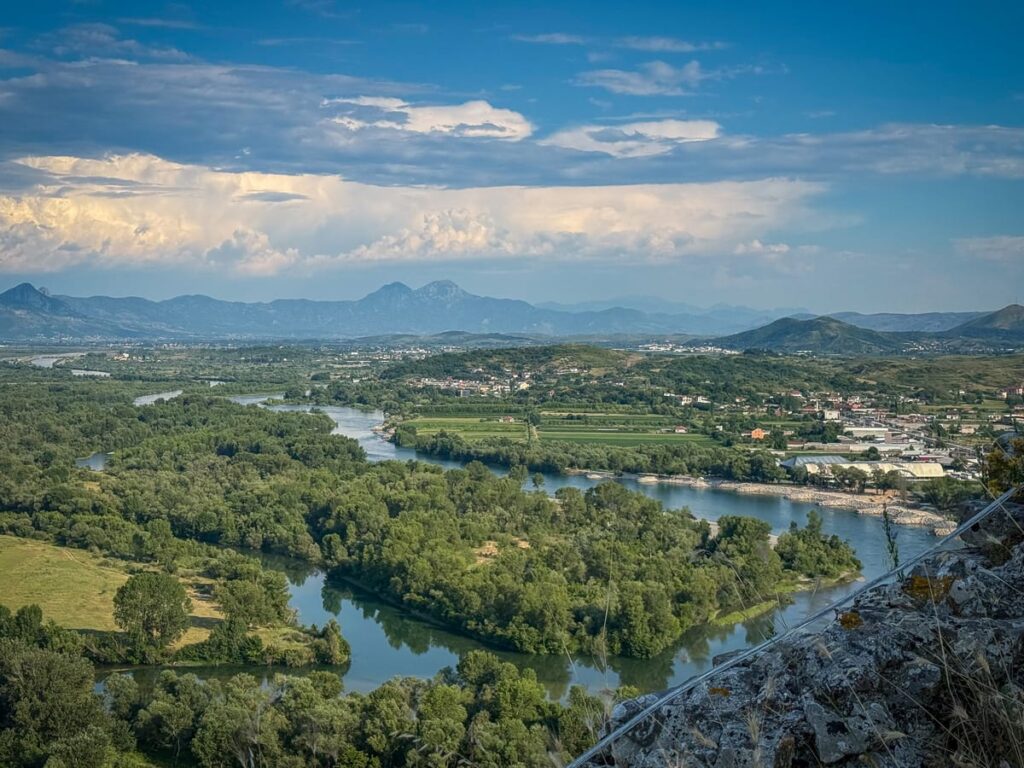 Panoramablick von der Rozafa-Burg auf die Flüsse Buna und Drin sowie die Landschaft rund um Shkodra in Nordalbanien.