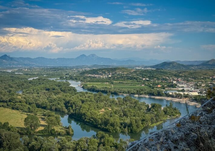 Panoramablick von der Rozafa-Burg auf die Flüsse Buna und Drin sowie die Landschaft rund um Shkodra in Nordalbanien.