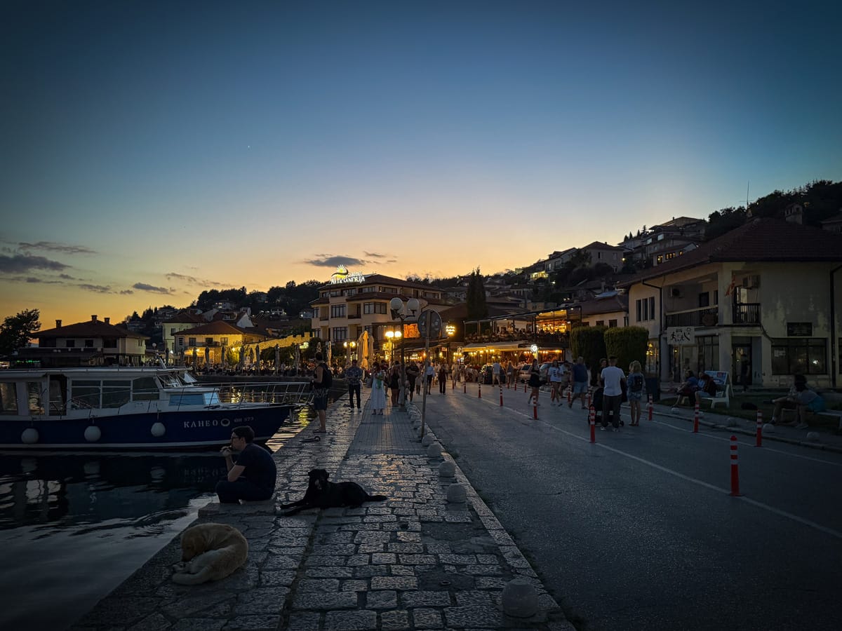 Belebte Uferpromenade von Ohrid am Abend mit Restaurants, Booten und Spaziergängern am Ohridsee