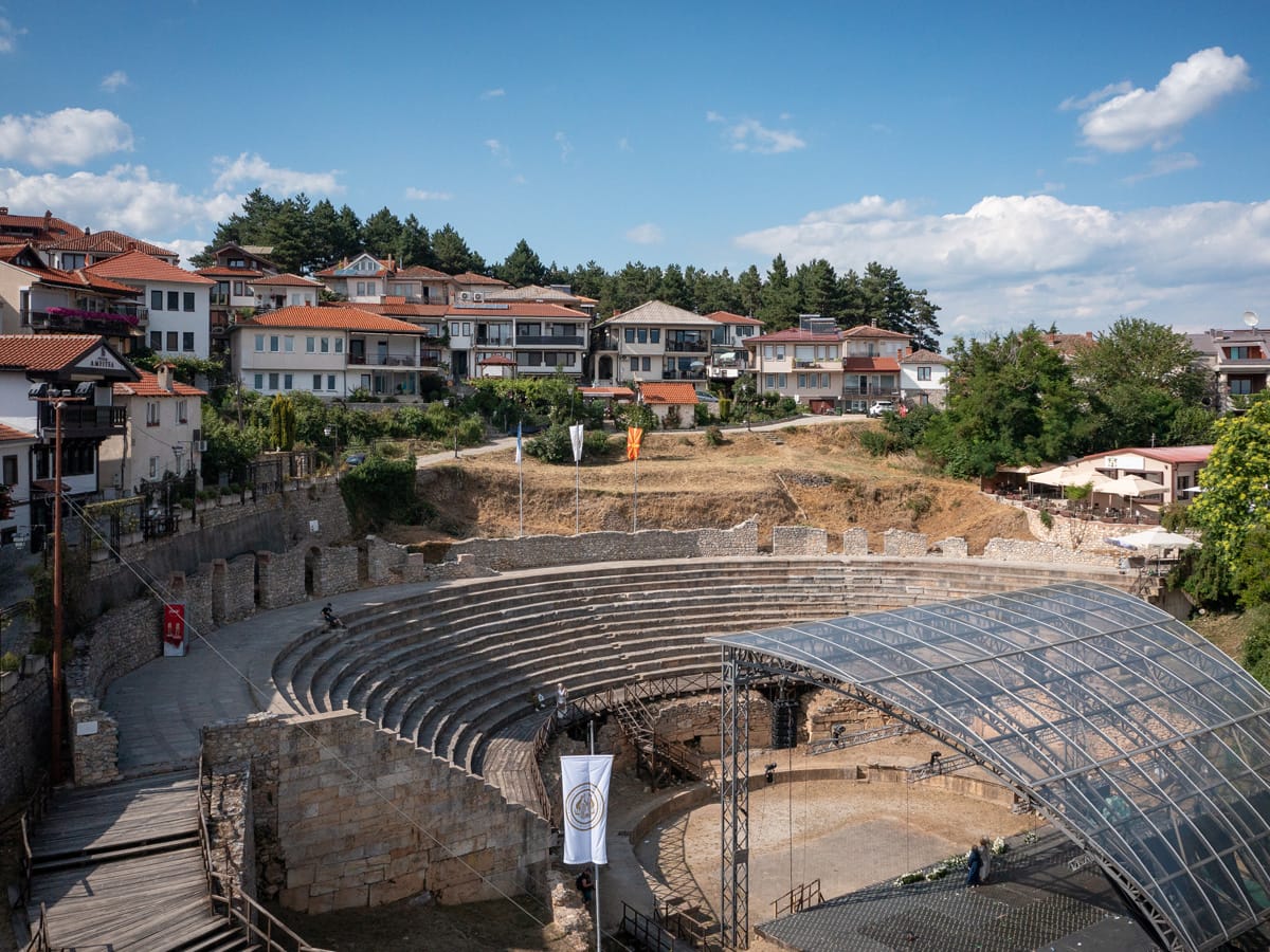 Gesamtansicht des antiken hellenistischen Theaters von Ohrid in der Altstadt